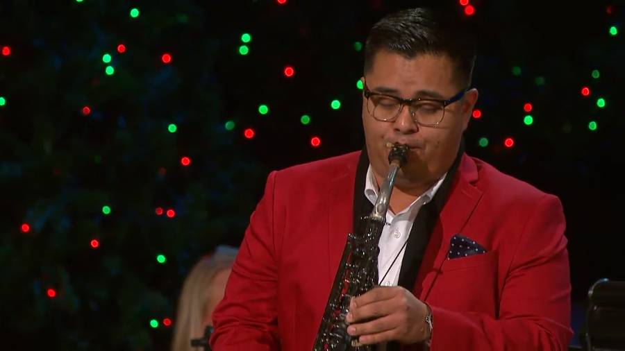 Uriel Vega plays "I'll Be Home for Christmas" Uriel Vega plays "I'll Be Home for Christmas"